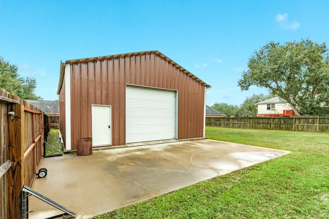 900 N Belle St, Angleton, TX 77515