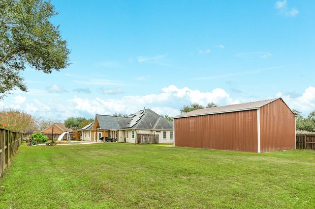 900 N Belle St, Angleton, TX 77515