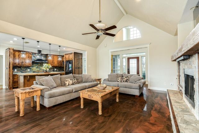 900 N Belle St, Angleton, TX 77515