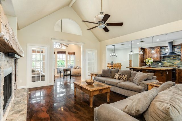 900 N Belle St, Angleton, TX 77515