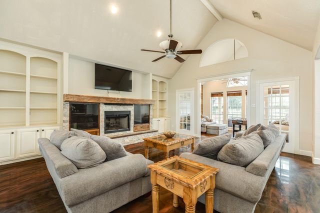 900 N Belle St, Angleton, TX 77515