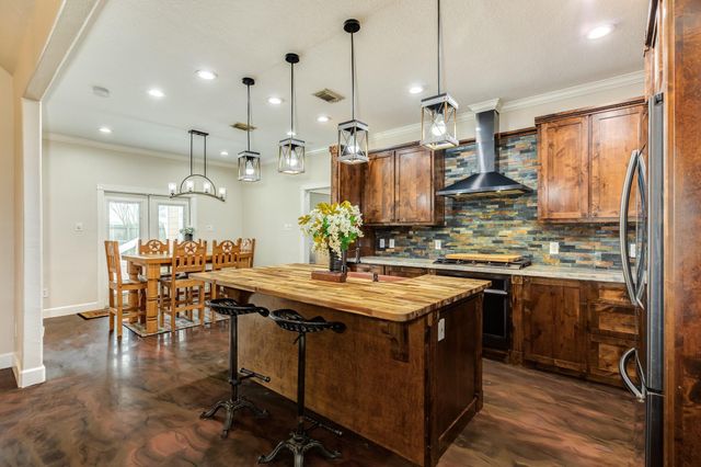 900 N Belle St, Angleton, TX 77515