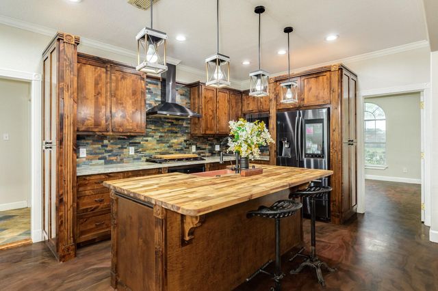 900 N Belle St, Angleton, TX 77515