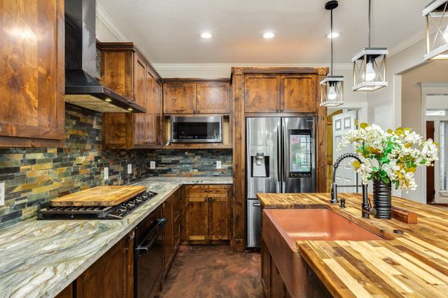 900 N Belle St, Angleton, TX 77515