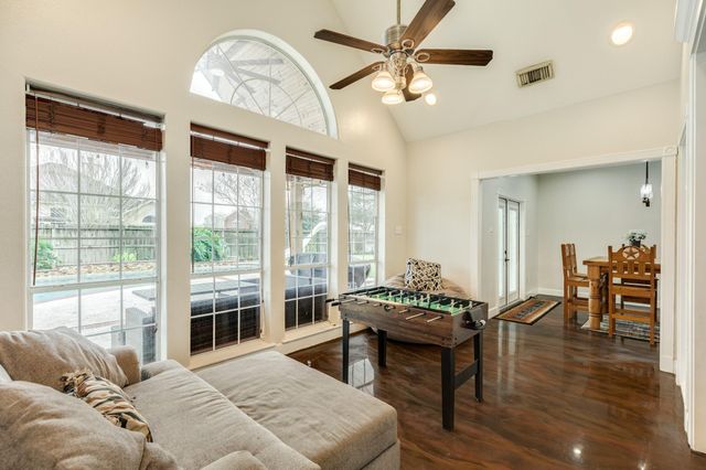 900 N Belle St, Angleton, TX 77515