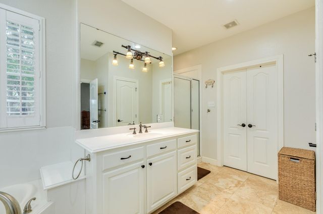 900 N Belle St, Angleton, TX 77515