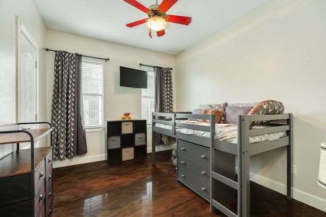 900 N Belle St, Angleton, TX 77515