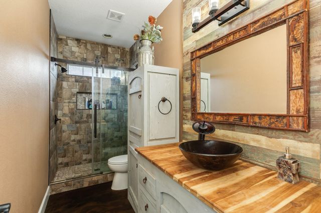 900 N Belle St, Angleton, TX 77515