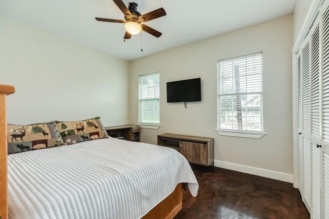 900 N Belle St, Angleton, TX 77515