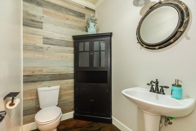 900 N Belle St, Angleton, TX 77515