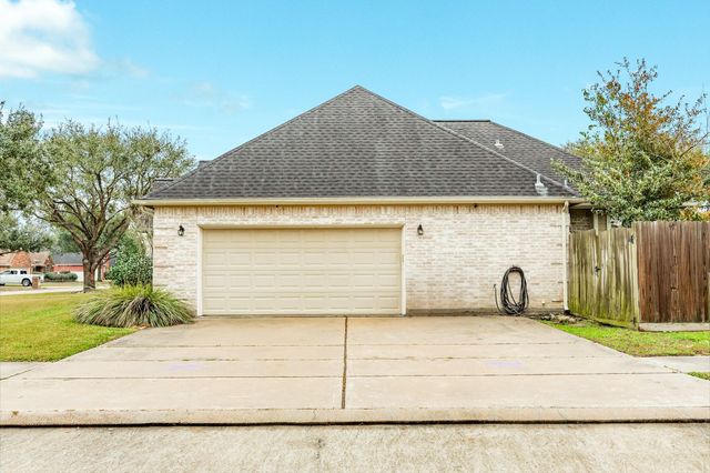 900 N Belle St, Angleton, TX 77515