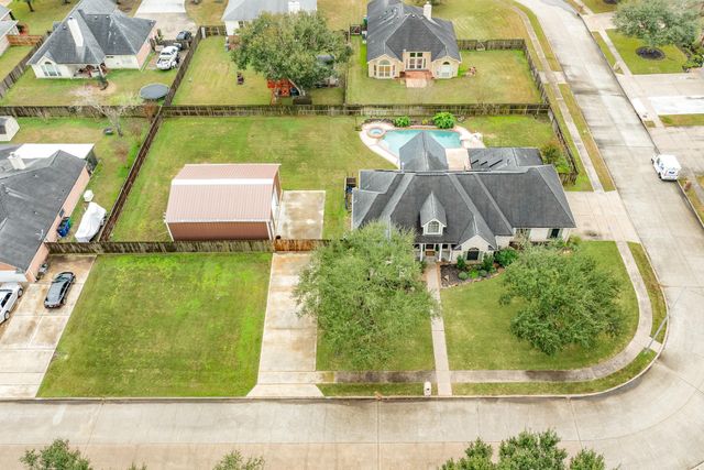 900 N Belle St, Angleton, TX 77515