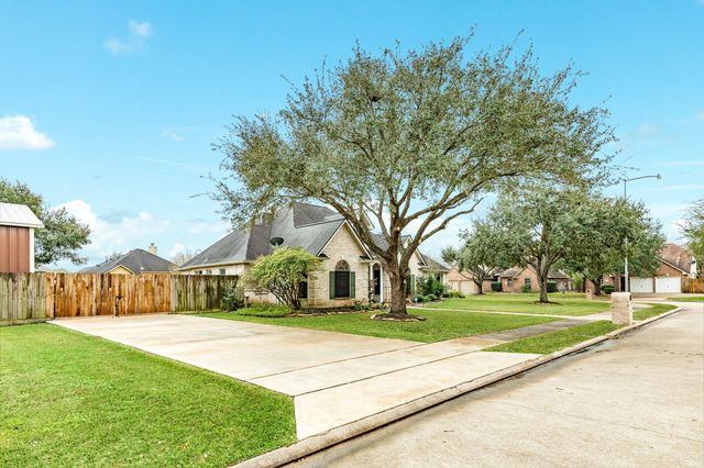 900 N Belle St, Angleton, TX 77515