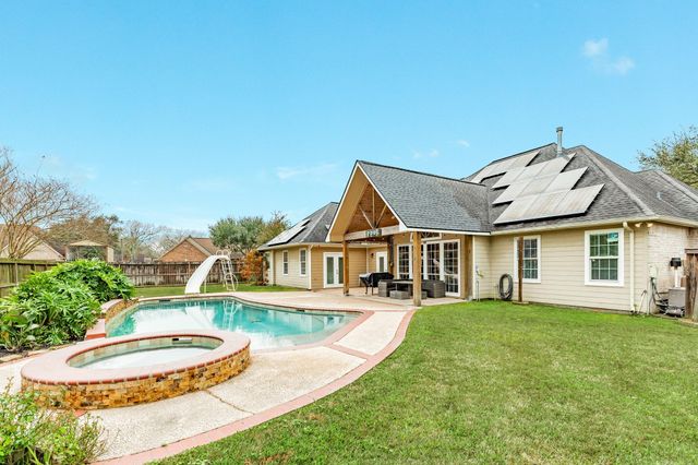 900 N Belle St, Angleton, TX 77515