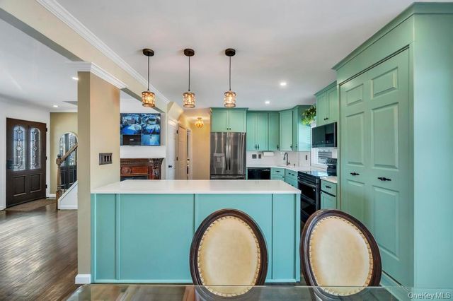 460 Roquette Avenue, Floral Park, NY 11001