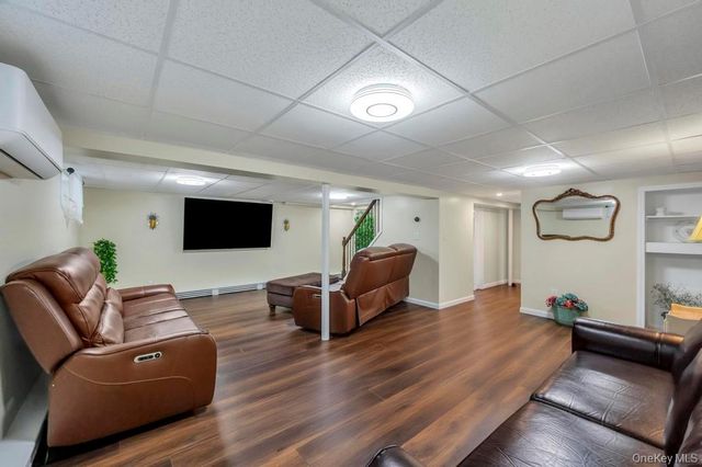 460 Roquette Avenue, Floral Park, NY 11001