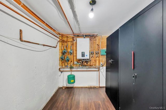 460 Roquette Avenue, Floral Park, NY 11001