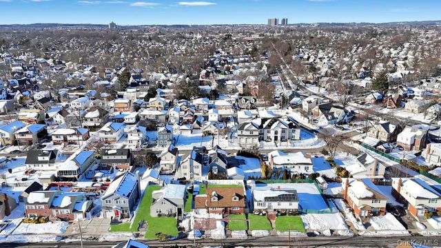 460 Roquette Avenue, Floral Park, NY 11001