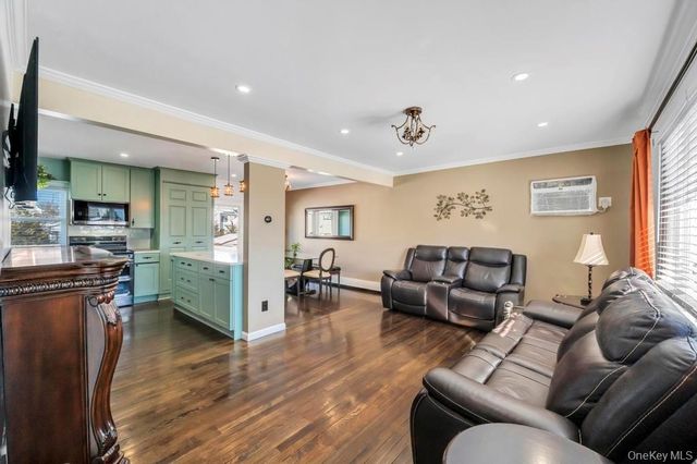 460 Roquette Avenue, Floral Park, NY 11001