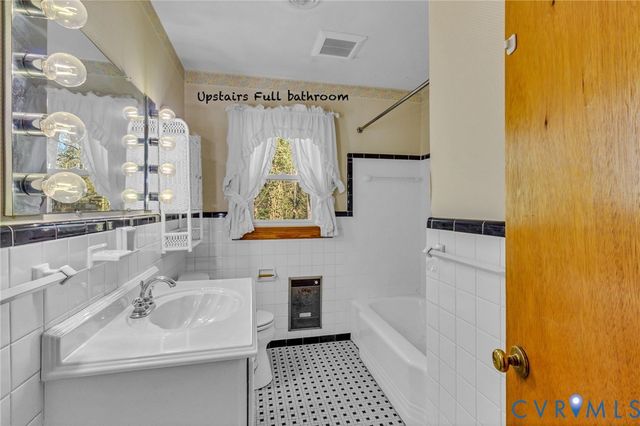 15 Clark Lane, Kilmarnock, VA 22482