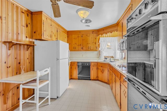 15 Clark Lane, Kilmarnock, VA 22482