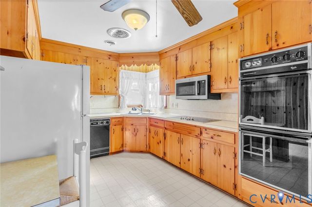 15 Clark Lane, Kilmarnock, VA 22482