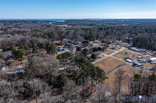 15 Clark Lane, Kilmarnock, VA 22482