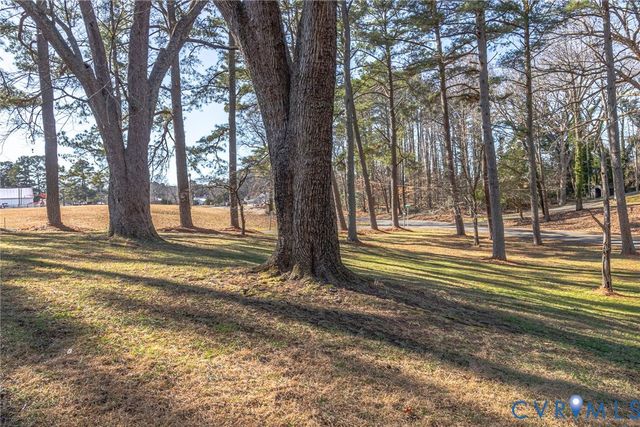 15 Clark Lane, Kilmarnock, VA 22482