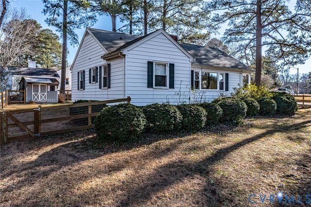 15 Clark Lane, Kilmarnock, VA 22482