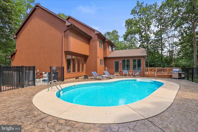 1990 SHULTON DR, York, PA 17406