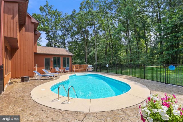 1990 SHULTON DR, York, PA 17406