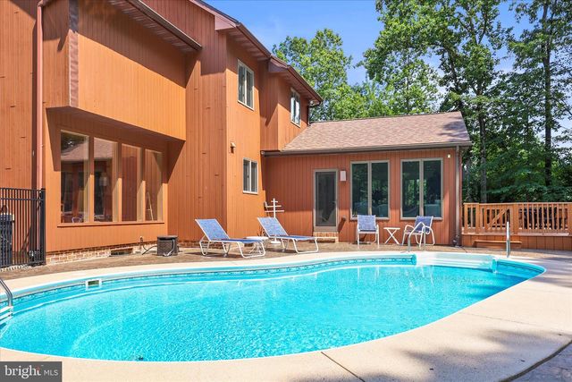1990 SHULTON DR, York, PA 17406