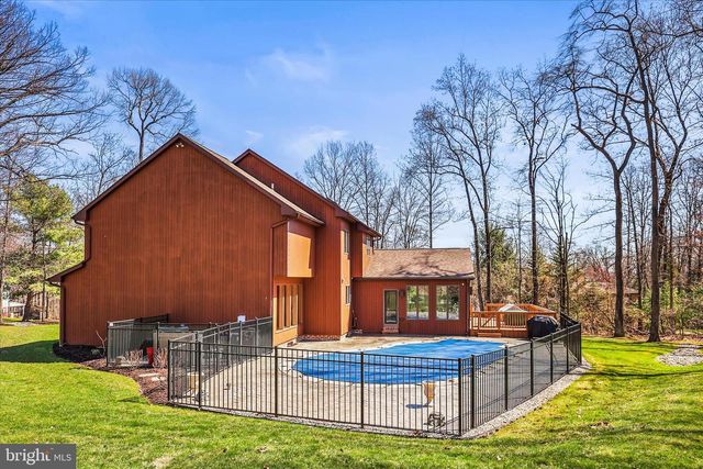1990 SHULTON DR, York, PA 17406