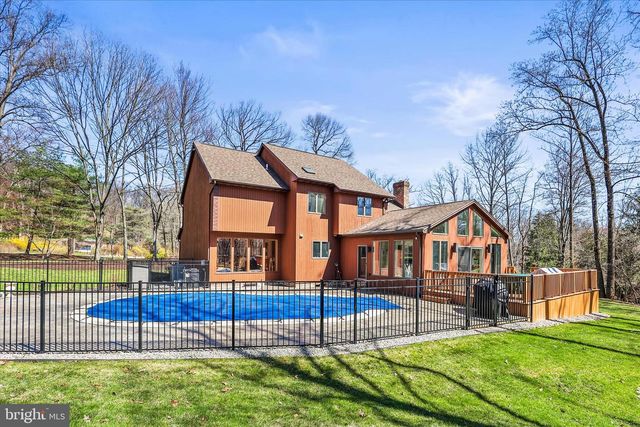 1990 SHULTON DR, York, PA 17406