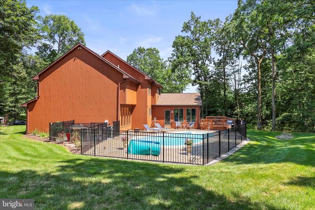 1990 SHULTON DR, York, PA 17406