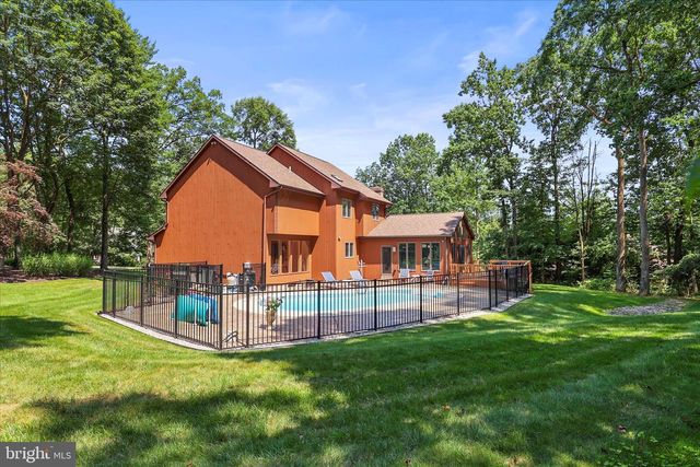 1990 SHULTON DR, York, PA 17406