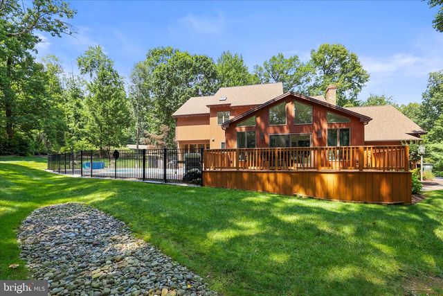 1990 SHULTON DR, York, PA 17406