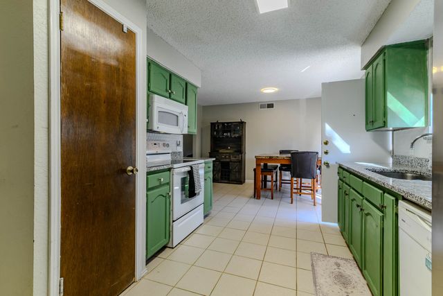 4815 Crestmont Court, Arlington, TX 76017