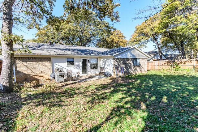 4815 Crestmont Court, Arlington, TX 76017