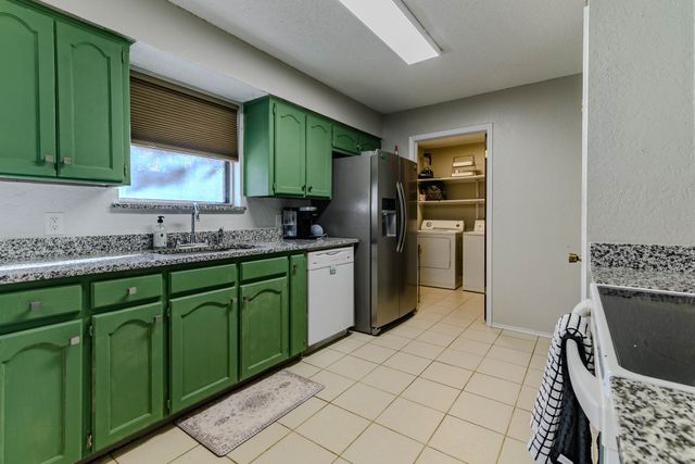 4815 Crestmont Court, Arlington, TX 76017
