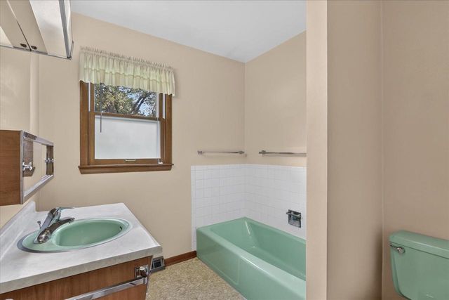 2016 Moreland Drive, Janesville, WI 53548