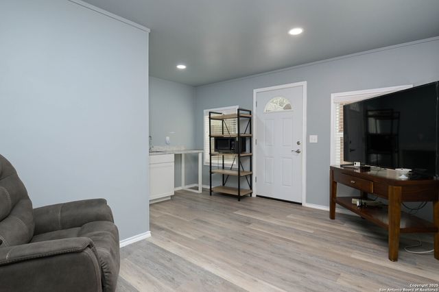 8426 Cross Spring, San Antonio, TX 78251