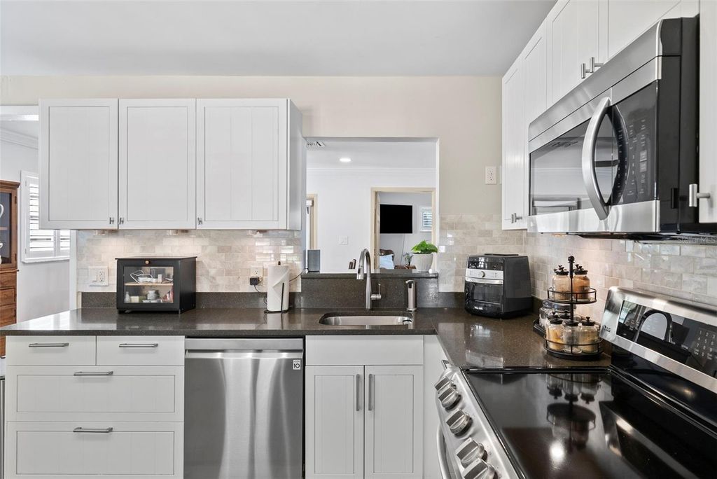 Image 11 of property listing at 3906 W VASCONIA STREET, Tampa, FL 33629