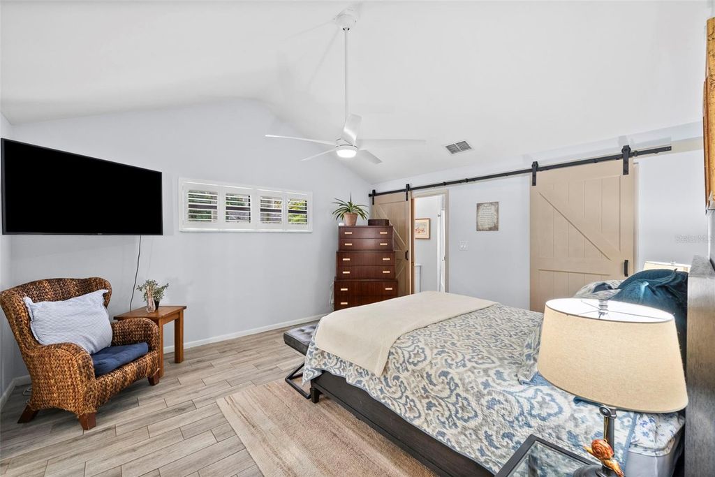 Image 5 of property listing at 3906 W VASCONIA STREET, Tampa, FL 33629