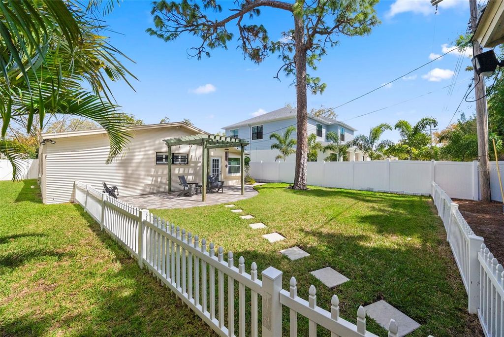 Image 6 of property listing at 3906 W VASCONIA STREET, Tampa, FL 33629