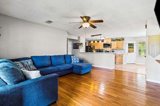 114 Dickens S, Livingston, TX 77351