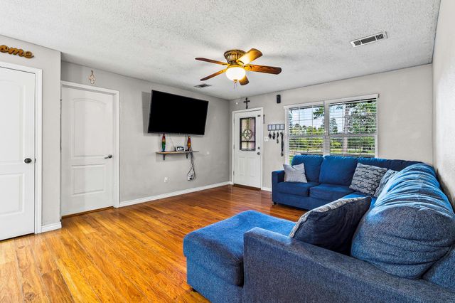 114 Dickens S, Livingston, TX 77351