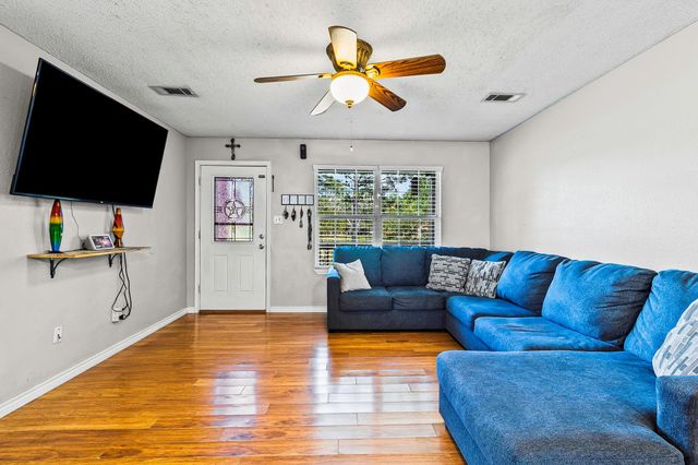 114 Dickens S, Livingston, TX 77351