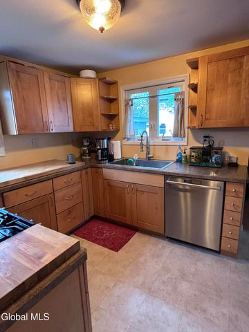 12 Connecticut Avenue, East Greenbush, NY 12144