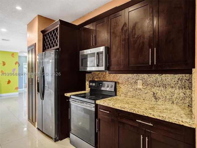 1161 NE 202nd St, Miami, FL 33179